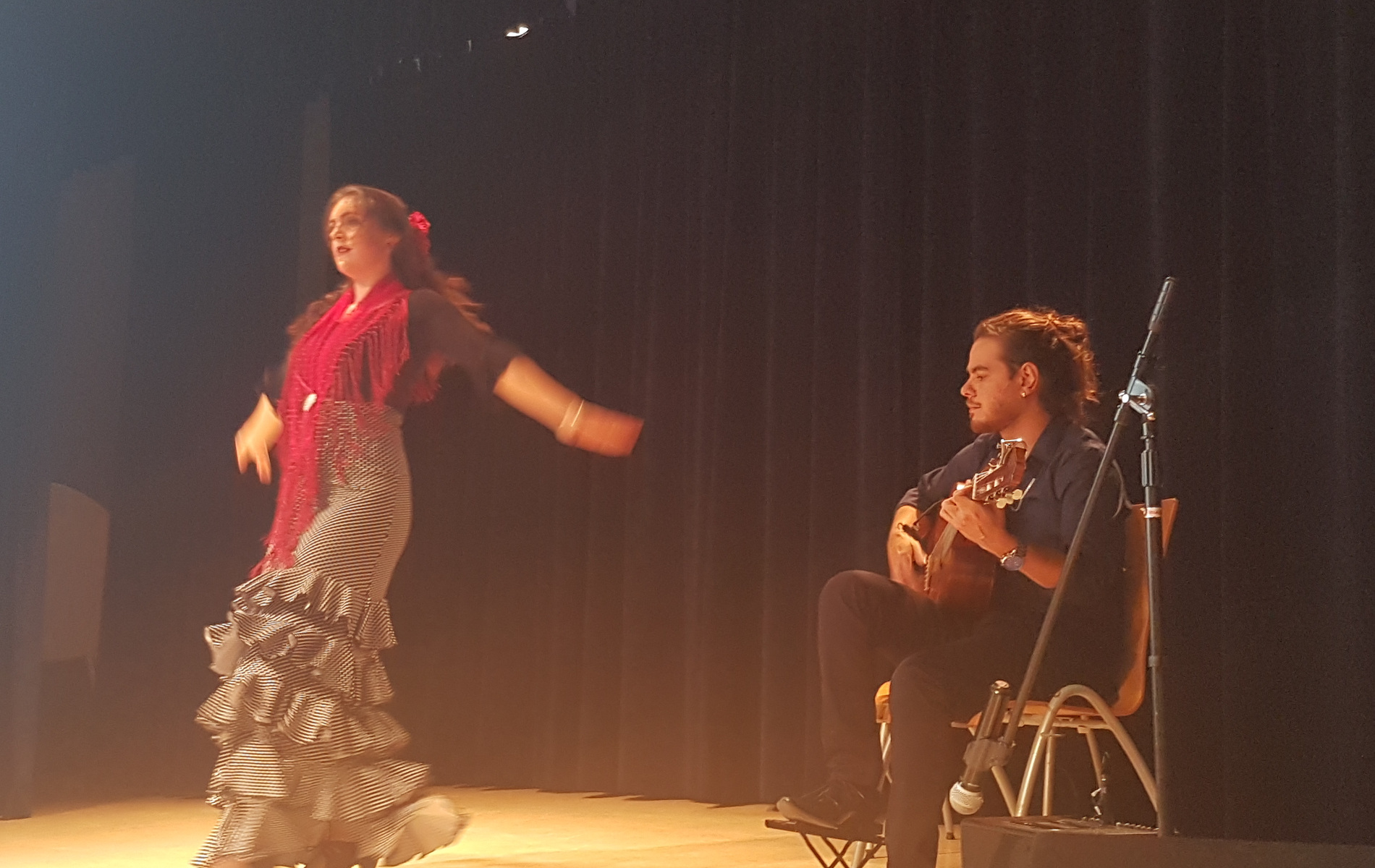 Flamencodanseres en gitarist op het podium