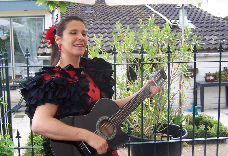Artiest met gitaar op een terras