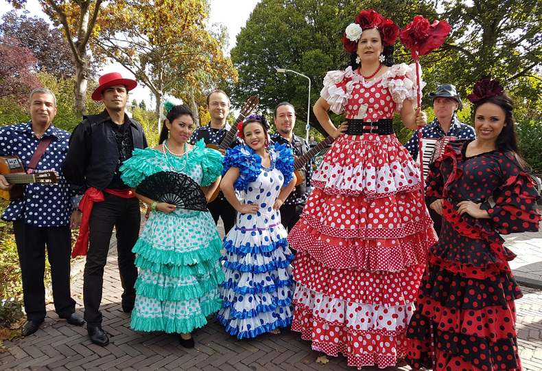 Spaanse artiesten in kleurrijke kostuums