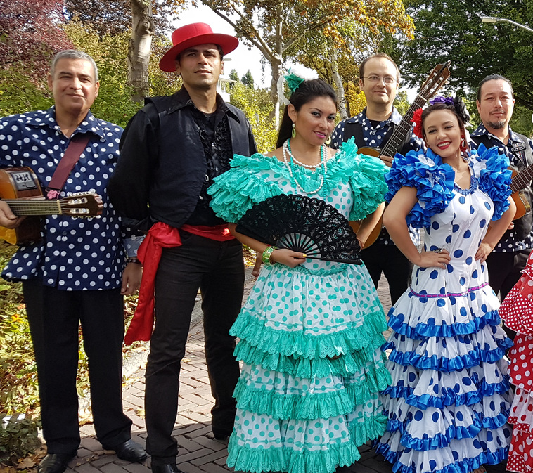 Artiesten en muzikanten in Spaanse kostuums
