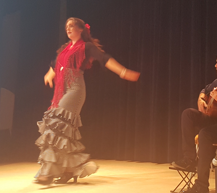 Flamencodanseres in beweging op het podium